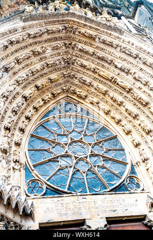 Closeup Fassade der Kathedrale Notre Dame in der Stadt Reims, Frankreich Stockfoto