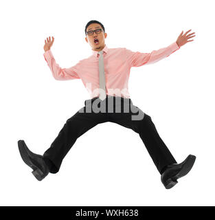 Ganzkörper schockiert junge asiatische Geschäftsmann nach hinten fallen offenen Armen, isoliert auf weißem Hintergrund Stockfoto