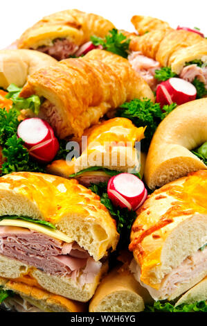 Gemischte Platte mit Sandwiches mit Fleisch und Gemüse Stockfoto