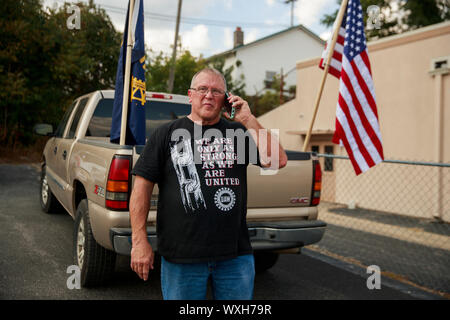 UAW Local 440 Präsident Kevin Hutchinson Gespräche über das Mobiltelefon zu einem anderen Mitgliedstaaten der Union nach der Arbeiter an der General Motors' Bedford Powertrain Werk trat einem nationalen Streik gegen GM. Der Streik mit über 49.000 Arbeitnehmer bundesweit um Mitternacht begann. Über 700 Arbeiten in der Bedford Anlage. Die United Auto Worker Union ist führender der ersten landesweiten Streik gegen General Motors (GM) seit 1982, der auf der Suche nach Jobs und mehr Vorteile, die das Unternehmen teuer für unbestimmte Zeit kosten zu kämpfen. Stockfoto