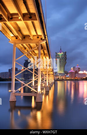 Brücke und Wolkenkratzer in Nacht, berühmte Wahrzeichen in Macao, China. Stockfoto