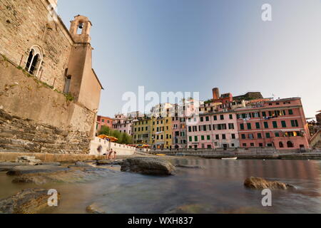 Blick auf den Hafen. Vernazza. Cinque Terre. Ligurien. Italien Stockfoto