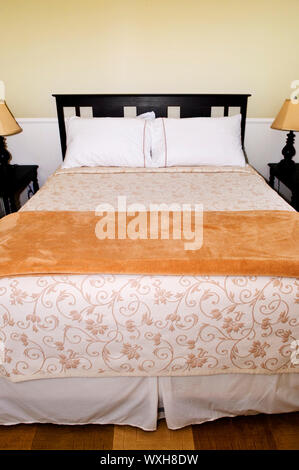 Schlafzimmer Innenraum mit bequemen Queensize-Bett Stockfoto