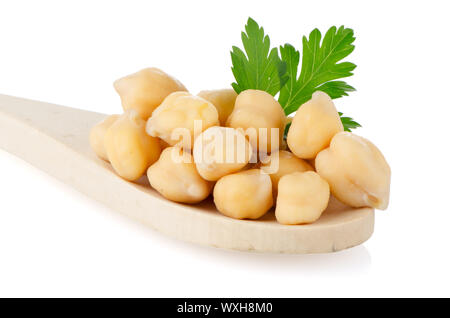 Kichererbsen über Kochlöffel auf weißem Hintergrund. Stockfoto