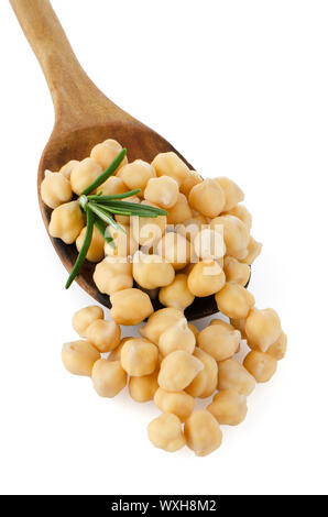Kichererbsen über Kochlöffel auf weißem Hintergrund. Stockfoto