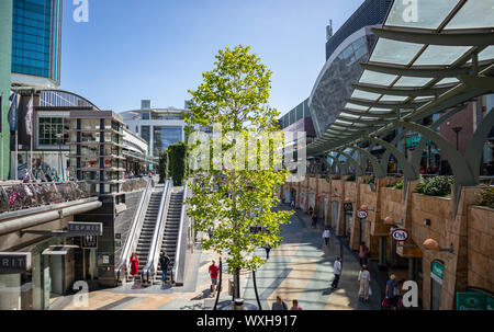 Rotterdam, Niederlande. Juni 27, 2019. Ein Einkaufszentrum in der Nähe der U-Bahn zum Einkaufen. Gebäude und Himmel Hintergrund. Stockfoto