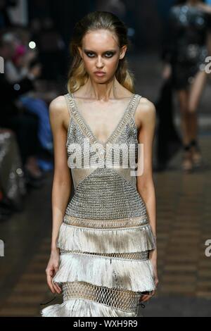 JULIEN MACDONALD SS 20 Start- und Landebahn während der London Fashion Week - London, UK 16/09/2019 | Verwendung weltweit Stockfoto