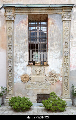 MONDOVI, Italien, 16. AUGUST 2016: alte Fassade mit Säulen, Flachrelief und Kapital in einem Sommertag in Mondovi, Italien Stockfoto