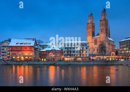 Festlich beleuchtete Zürcher Altstadt im Winter. Schweiz Stockfoto
