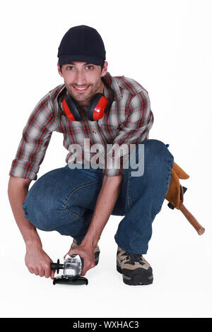 Ein Handwerker mit einem Sander Stockfoto