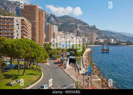 MONTE CARLO, MONACO - 21. AUGUST 2015: Monte Carlo Küste mit seinen Wolkenkratzern, Pinien und Meer an einem sonnigen Sommertag in Monaco Stockfoto