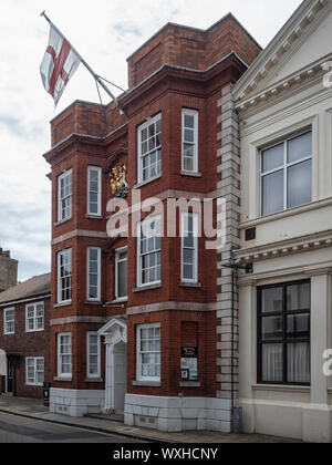 HARWICH, ESSEX, Großbritannien - 12. AUGUST 2018: Außenansicht der Georgian Guild Hall Stockfoto