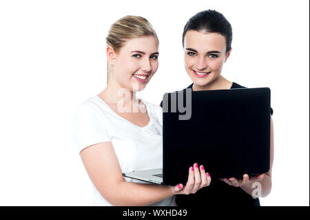 Junge, lächelnde Mädchen hält laptop Stockfoto