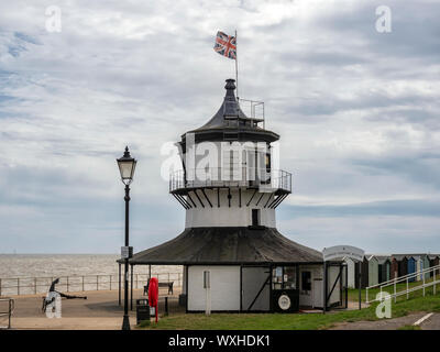 HARWICH, ESSEX, Großbritannien - 12. AUGUST 2018: Außenansicht des Low Light House an der Strandpromenade Stockfoto