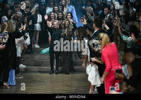 JULIEN MACDONALD SS 20 Start- und Landebahn während der London Fashion Week - London, UK 16/09/2019 | Verwendung weltweit Stockfoto