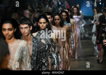 JULIEN MACDONALD SS 20 Start- und Landebahn während der London Fashion Week - London, UK 16/09/2019 | Verwendung weltweit Stockfoto