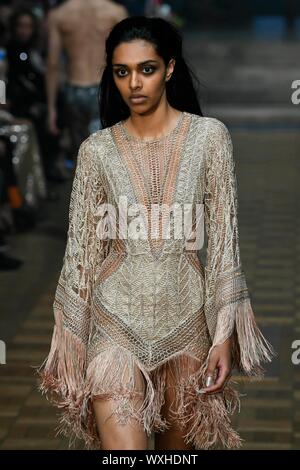 JULIEN MACDONALD SS 20 Start- und Landebahn während der London Fashion Week - London, UK 16/09/2019 | Verwendung weltweit Stockfoto