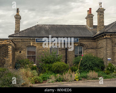 HARWICH, ESSEX, Großbritannien - 12. AUGUST 2018: Außenansicht des Eisenbahn- und Schifffahrtsmuseums in den Gebäuden des Bahnhofs Harwich Town Stockfoto