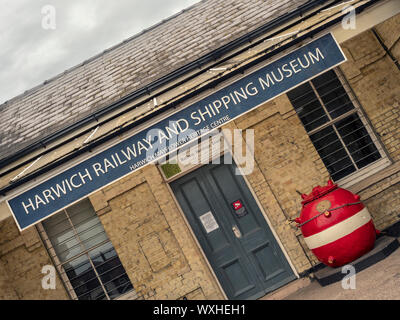 HARWICH, ESSEX, Großbritannien - 12. AUGUST 2018: Schild für das Eisenbahn- und Schifffahrtsmuseum, das sich in den Gebäuden des Bahnhofs Harwich Town befindet Stockfoto