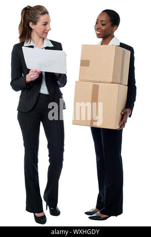 Lächelnde Geschäftsfrauen diskutieren Aktiendetails Stockfoto