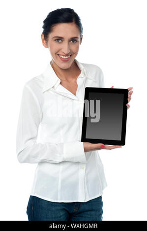 Lächelnde junge Verkäuferin präsentiert neue Tablet-pc Stockfoto