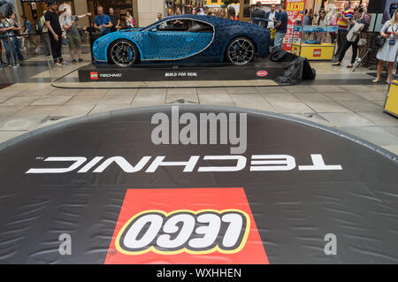 Budapest, Ungarn. 16 Sep, 2019. Eine lebensgroße Bugatti Chiron Replik von Lego Technic Steine ist in einem Einkaufszentrum in der Innenstadt von Budapest, Ungarn, Sept. 16, 2019. Credit: Attila Volgyi/Xinhua Stockfoto