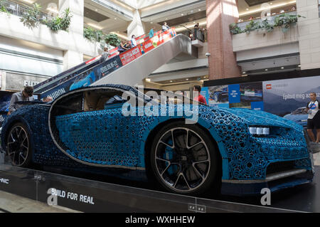 Budapest, Ungarn. 16 Sep, 2019. Eine lebensgroße Bugatti Chiron Replik von Lego Technic Steine ist in einem Einkaufszentrum in der Innenstadt von Budapest, Ungarn, Sept. 16, 2019. Credit: Attila Volgyi/Xinhua Stockfoto