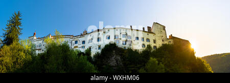 Herberstein palace Panorama in Europa. Burg auf dem Hügel, Ort für Touristen Reiseziel. Stockfoto