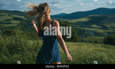 Frau in die Berge am sonnigen Tag Zeit. Schönen natürlichen Berg Hintergrund. Die Ukraine, die Karpaten. Natürliche Farben Stockfoto