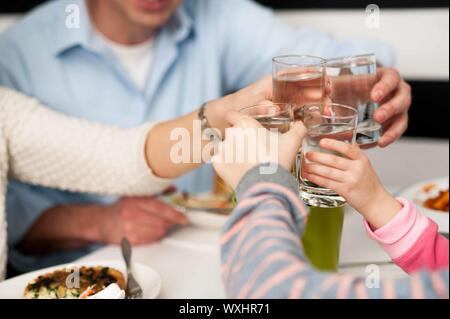 Es ist Zeit zu feiern. Familie zu toasten. Stockfoto