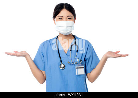 Junge Ärztin mit dem Ausdruck posiert lässig nach der Operation. Stockfoto