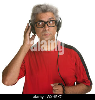 Stattliche reifer Mann Hören mit Kopfhörern auf weißem Hintergrund Stockfoto