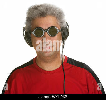 Easygoing arabischen Mann mit Sonnenbrille und Kopfhörer Stockfoto