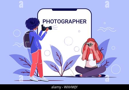 Professionelle Fotografinnen, die Bild Foto mix Rasse Mädchen schießen mit digitalen DSLR-Kamera Bildschirm des Smartphones online mobile App voll Stock Vektor