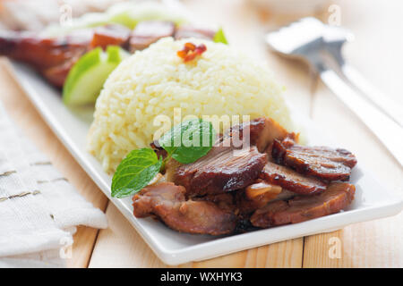 Charsiu Schweinefleisch Chinesisch - aromatisiert gegrilltem Fleisch Reis. Beliebte kantonesische Küche. Hongkong Küche. Stockfoto