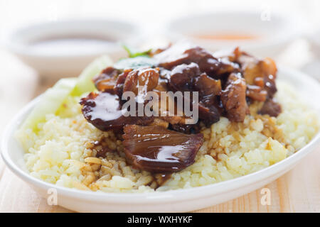 Scheiben vom traditionellen chinesischen marinierte Grill Schwein am Esstisch. BBQ Schweinefleisch Char Siew Rice Singapur Küche. Stockfoto