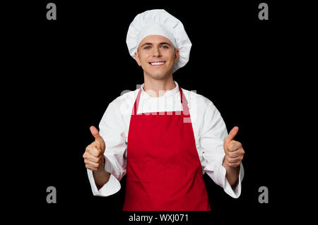 Männliche Jungkoch doppelte Daumen auftauchen Stockfoto