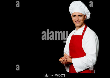 Halblängen Porträt eines Kochs posiert in uniform Stockfoto