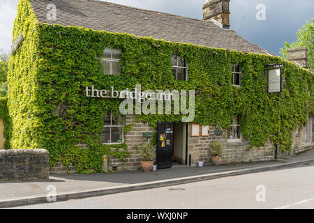 Die efeubewachsene Fassade des Bridge Inn im Dorf Calver, Derbyshire, Großbritannien Stockfoto