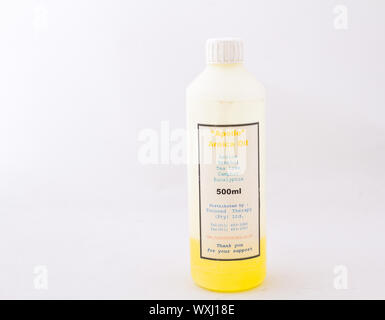 Alberton, Südafrika - eine Flasche Arnika Öl auf einem weißen Hintergrund Bild mit Kopie Raum im Querformat isoliert Stockfoto