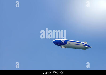 Bodensee, Deutschland - Juni 23, 2019 :: Zeppelin fliegen in den blauen Himmel. Zeppllin Luftschiffe bieten häufig touristische passagers für Ferienflüge. Stockfoto
