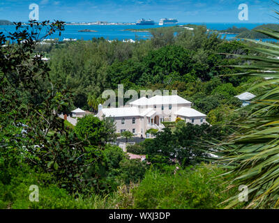 Eine typische up-market House in Bermuda mit Dockyard und Kreuzfahrtschiffe am Horizont im Hintergrund Stockfoto