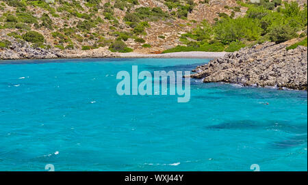 Schöner Strand mit türkisfarbenem Wasser, in Agia Dynami (Heiliger) (Kraft) in Insel Chios, Griechenland. Stockfoto