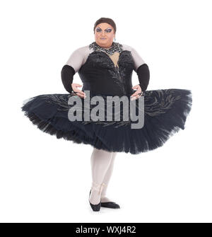 Übergewicht Drag Queen tanzen in einem Tutu flink balancieren auf Zehenspitzen mit seinen Fuß in eine lustige Karikatur von weiblichen Ballett-Tänzerin, auf weiß Stockfoto