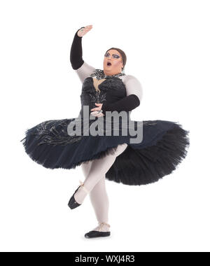 Übergewicht Drag Queen tanzen in einem Tutu flink balancieren auf Zehenspitzen mit seinen Fuß in eine lustige Karikatur von weiblichen Ballett-Tänzerin, auf weiß Stockfoto