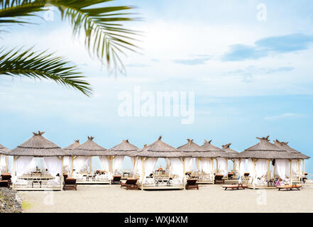 Komfortabel Zelte mit Baldachin auf VIP-Strand Meereslandschaft mit Palmen