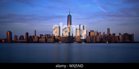 Skyline von One World Trade Center und Battery Park City Esplanade bei Dämmerung, Manhattan, New York, United States Stockfoto