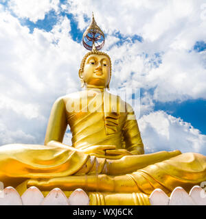 'Fußabdruck des Buddha". Buddha Statue auf der Oberseite der Kalkstein Turm - Krabi Tiger Cave - Wat Tham Sua, Krabi, Thailand. Stockfoto