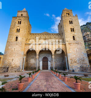 Mittelalterliche Norman Cathedral-Basilica von Cefalu, (Italienisch: Dom von Cefalu) dating von 1131, ist eine römisch-katholische Kirche in Cefalu, Sizilien, Italien. Stockfoto