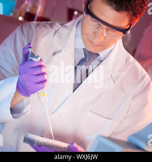 Schwerpunkt Life Science professionals Pipettieren master mix Lösung in die PCR 96 micro Platte in der genetischen Labor. Stockfoto